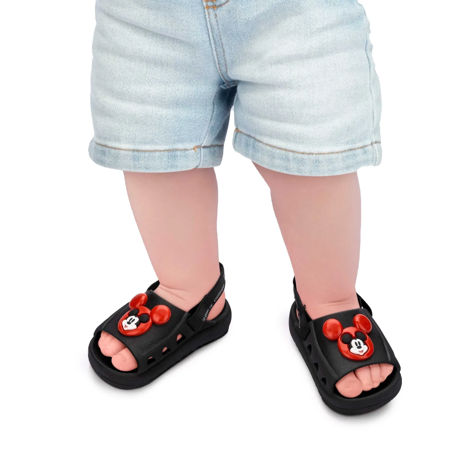 Chinelo infantil masculino Grendene preto com detalhes vermelhos, enfeite do Mickey, feito em borracha com solado antiderrapante